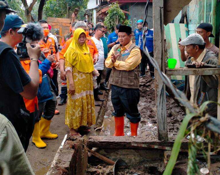 Tinjau Lokasi Banjir di Garut, Uu Ruzhanul Imbau Warga Dayeuhhandap Pindah ke Tempat Aman